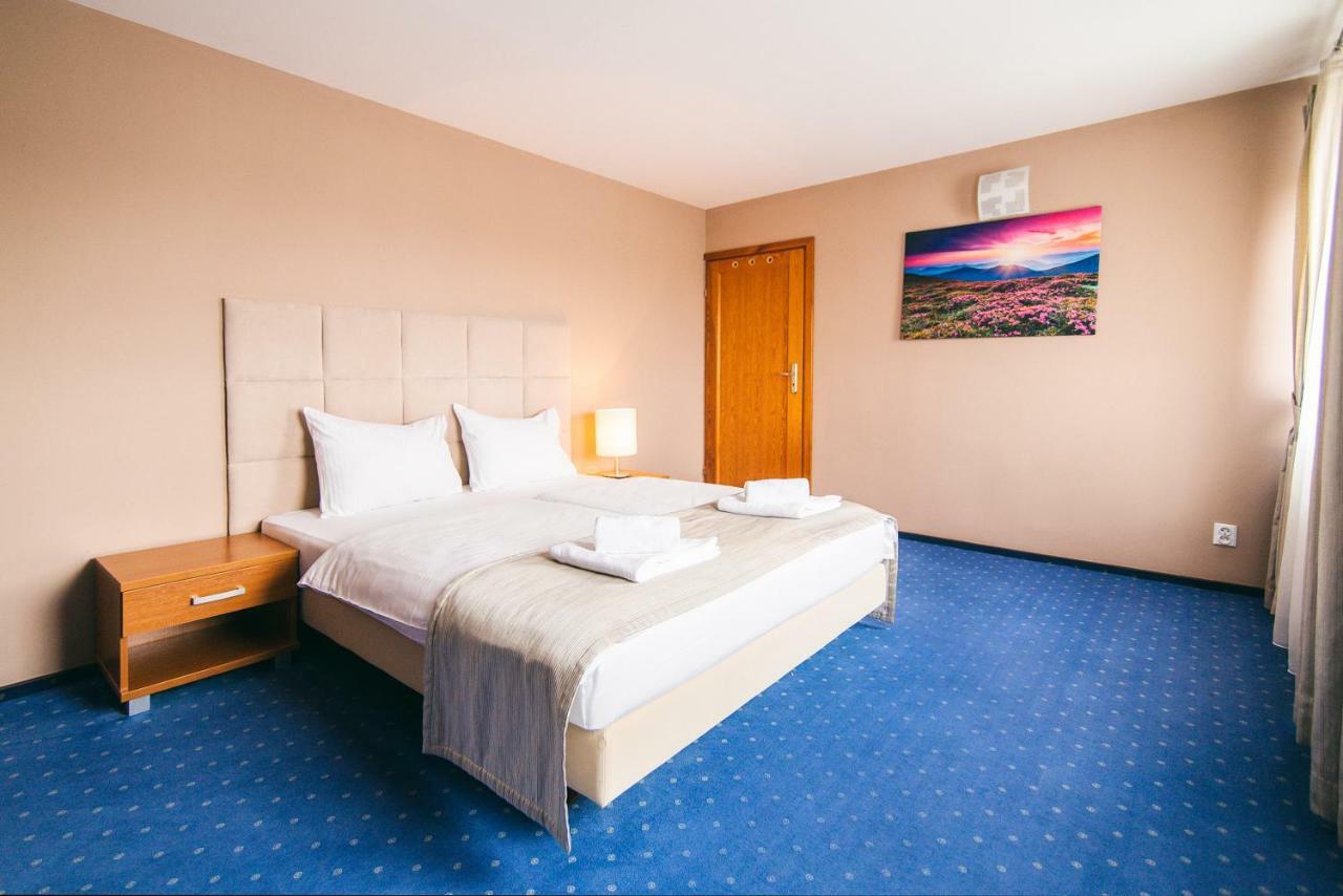 Hotel Forum رشيشوف المظهر الخارجي الصورة