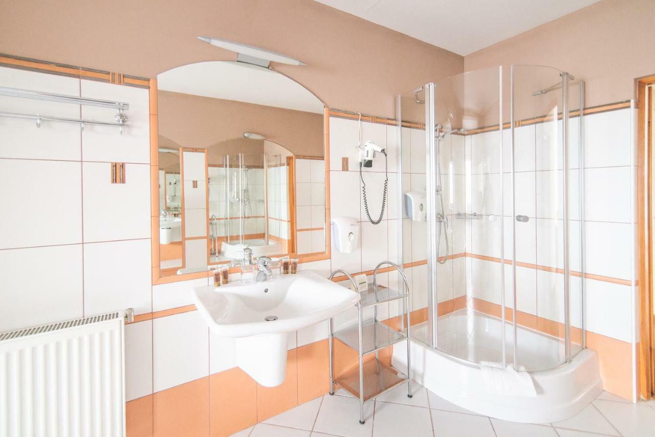 Hotel Forum رشيشوف المظهر الخارجي الصورة